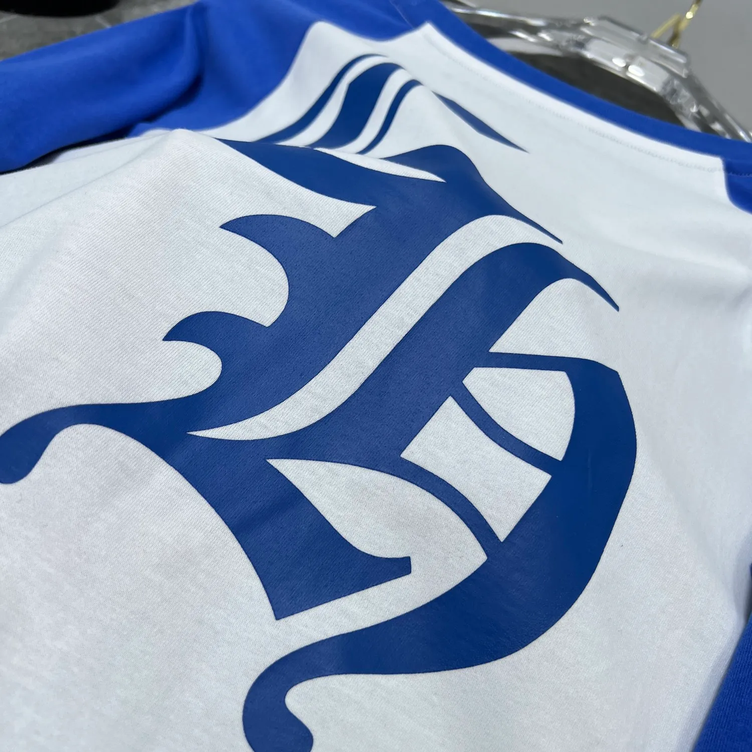 P160 Chrome Hearts🍁Long T Series🍁 Available simultaneously at counters❤️Fully upgraded fabrics! ! Crow letter horseshoe blue and white color matching raglan long-sleeved T. Printed and dyed with imported environmentally friendly glue. Re-engraved version 1:1 high weight original fabric 🌈Recommended color: blue and white color matching🌈 Size: S, M, L, XL